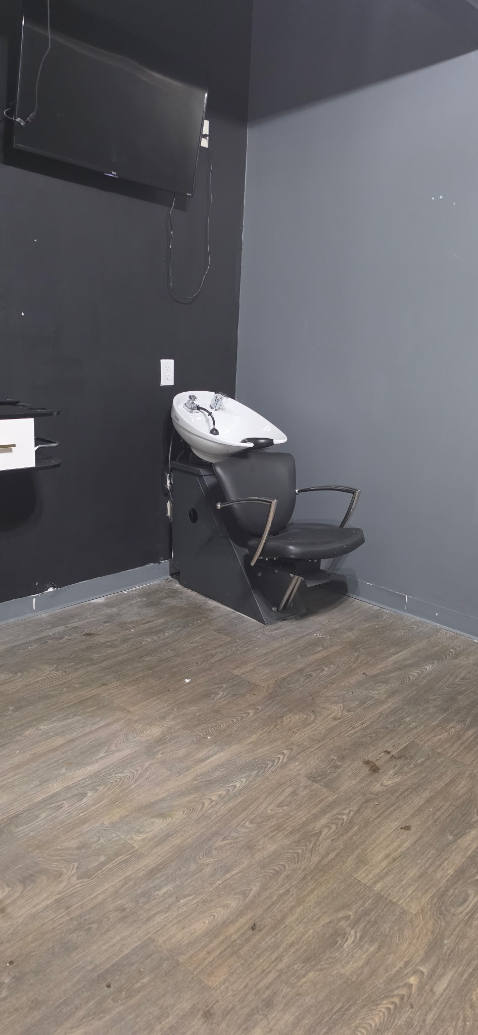 Private suite with shampoo bowl and television